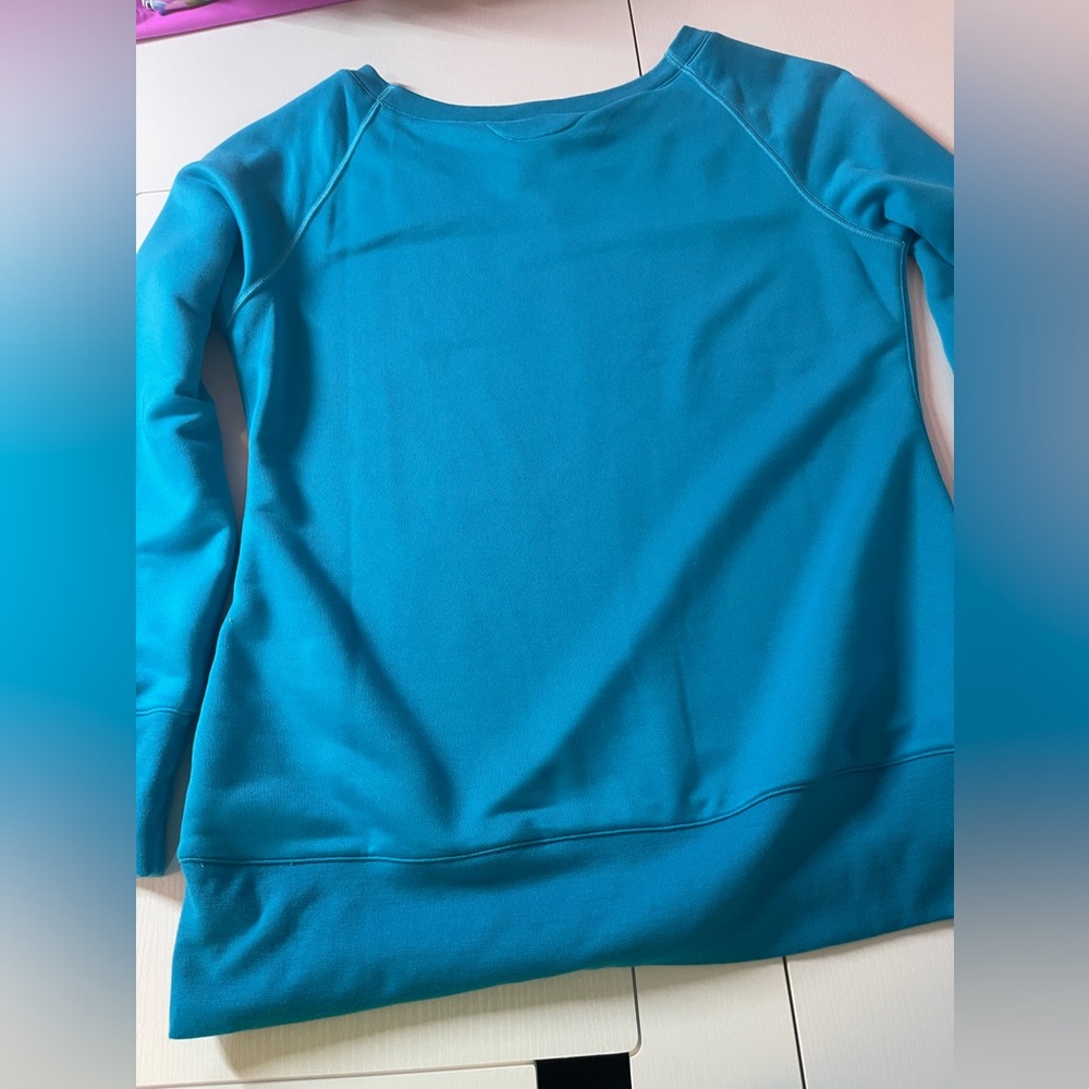 NWOT Under Armour Medium Semi-Fitted Blue Sweatshirt